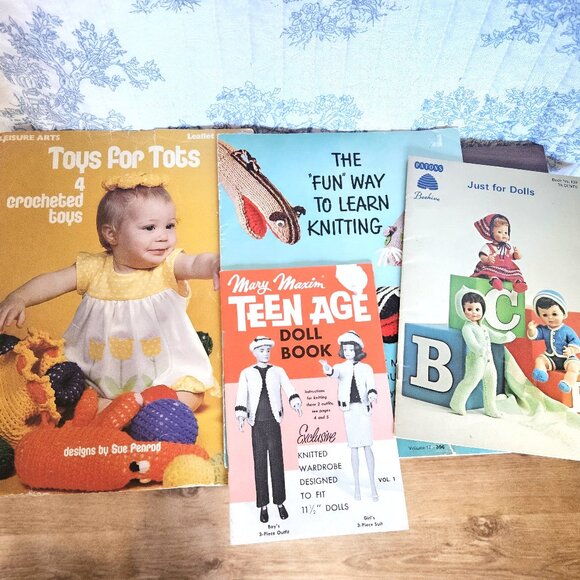 Bundle of 4 Vintage Doll Clothes And Children's Knitting Crochet Leaflets - Picture 1 of 14